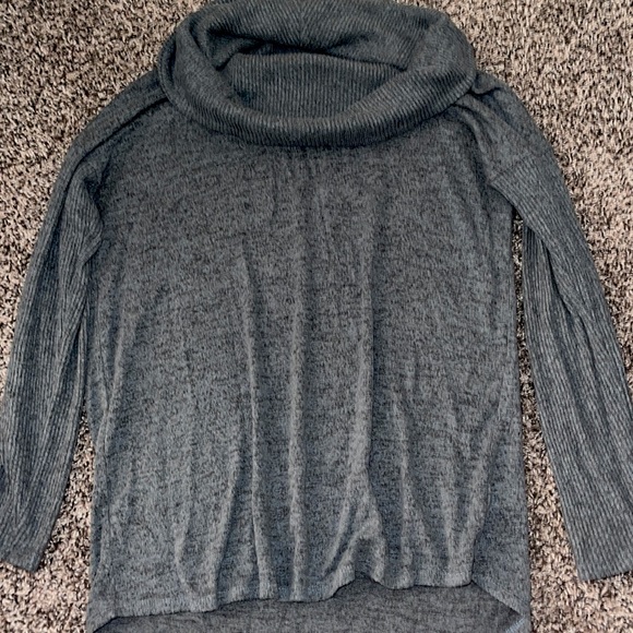 Light weight, turtle neck- you can also drape it over one or both shoulders - Picture 1 of 2